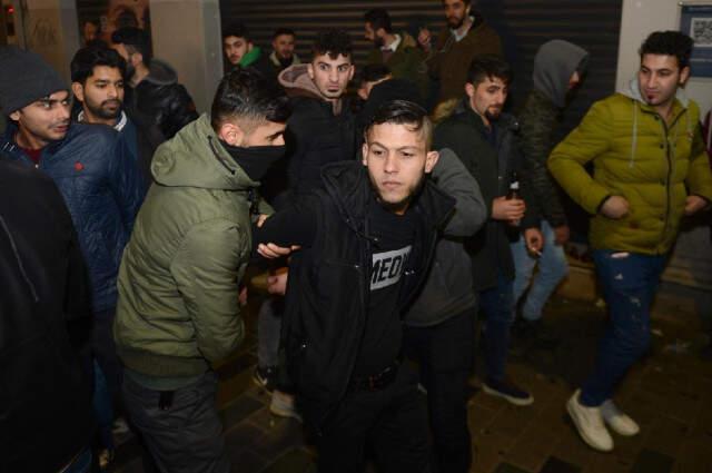 Taksim Meydanı'nda Suriyelilerin Yılbaşı Kutlaması Dikkat Çekti
