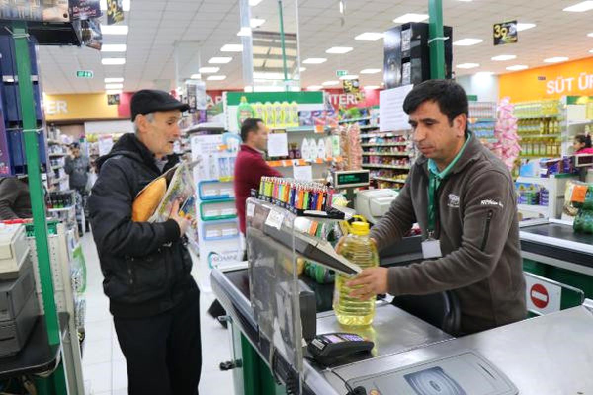 Market Poşetine Para Vermek İstemeyen Müşteriler, Aldıkları Ürünleri Ellerinde Taşıdı