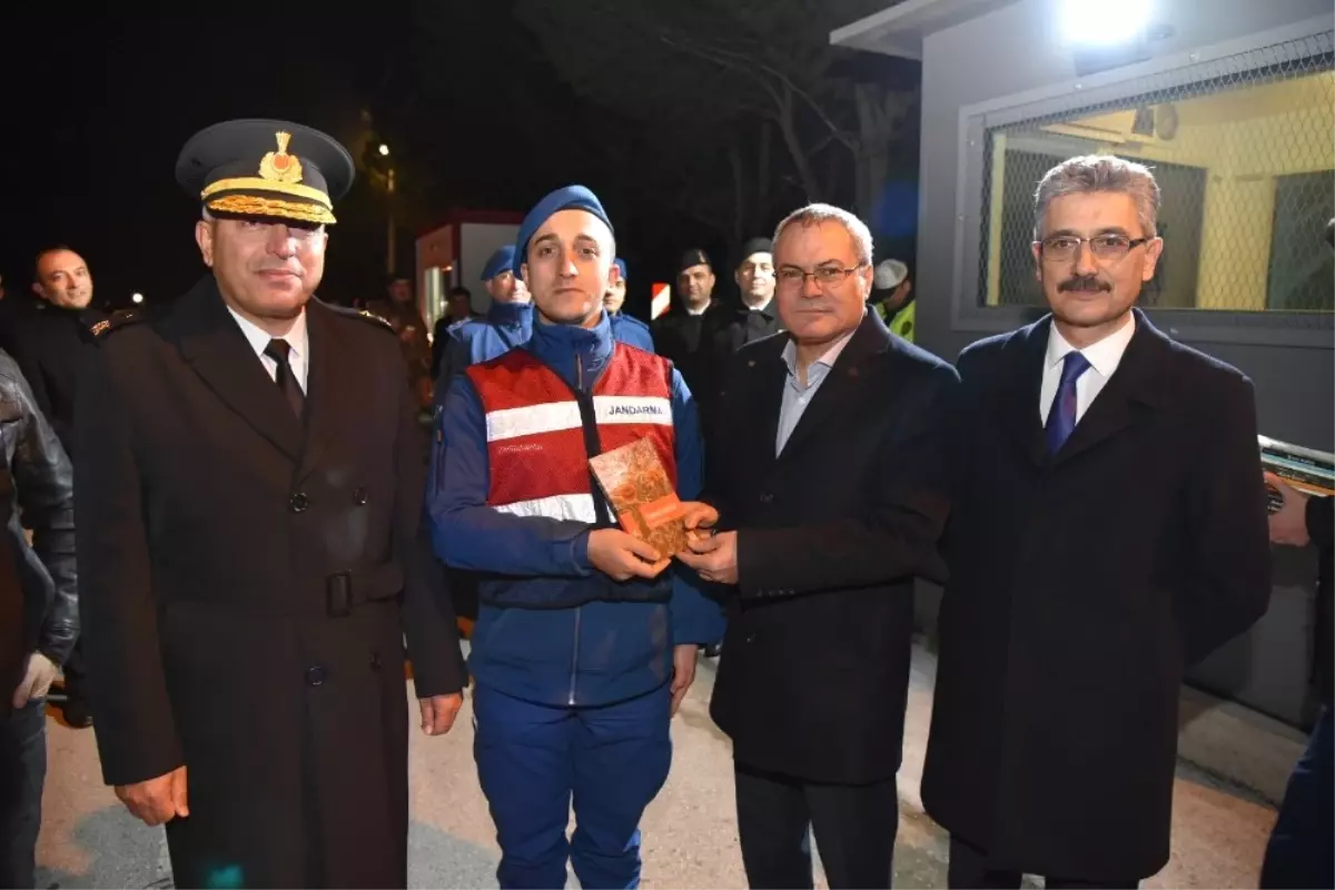 Vali Deniz'den Yeni Yılda Vatandaşlara Kitap Hediyesi