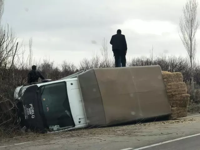 Virajı Almayan Balya Yüklü Kamyonet Devrildi