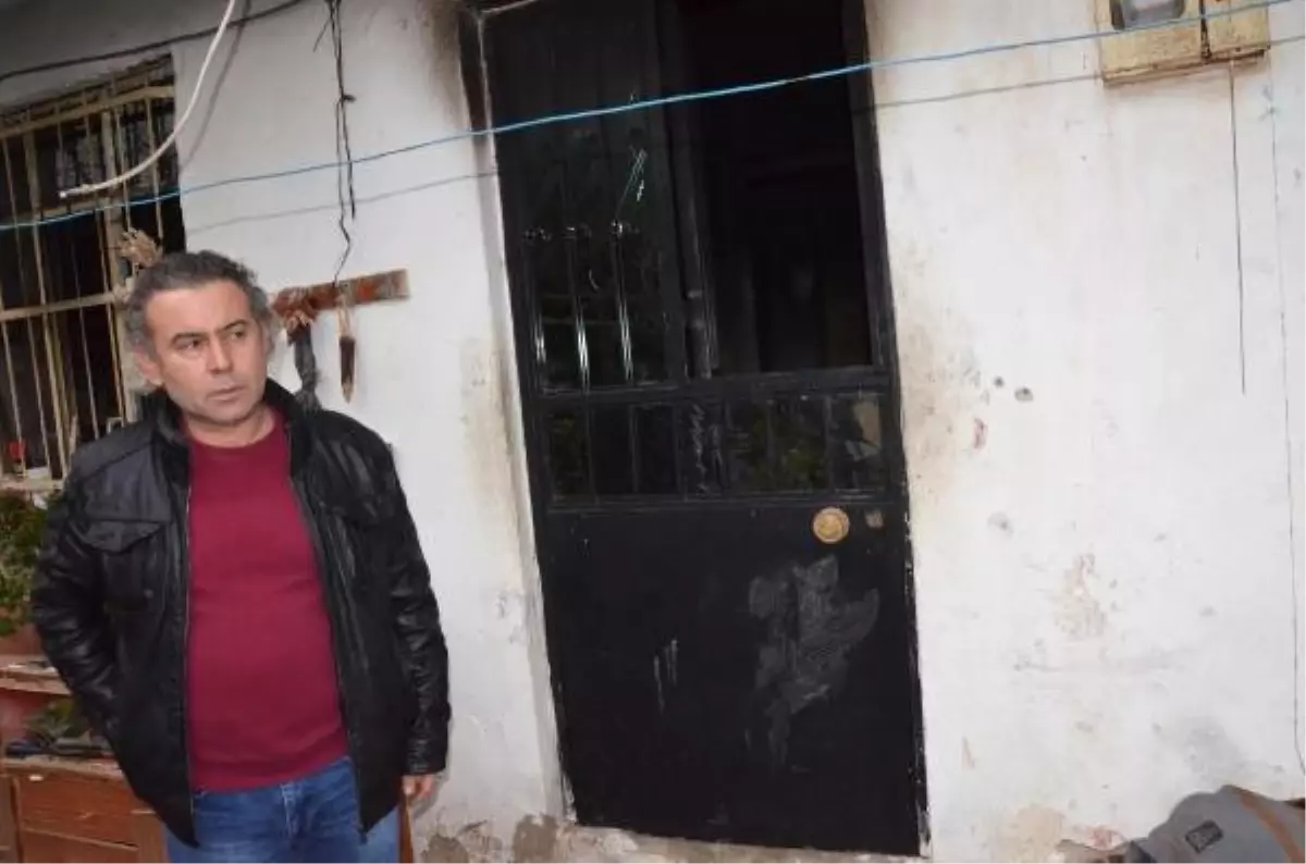 Yanan Evde Dumandan Etkilenerek Bayılan 3 Kişiyi İtfaiye Kurtardı
