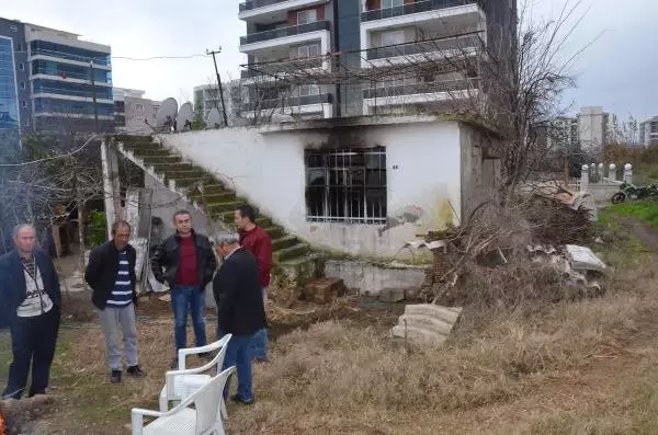 Yanan Evde Dumandan Etkilenerek Bayılan 3 Kişiyi İtfaiye Kurtardı Yanan Evde Dumandan Etkilenerek Bayılan 3 Kişiyi İtfaiye Kurtardı