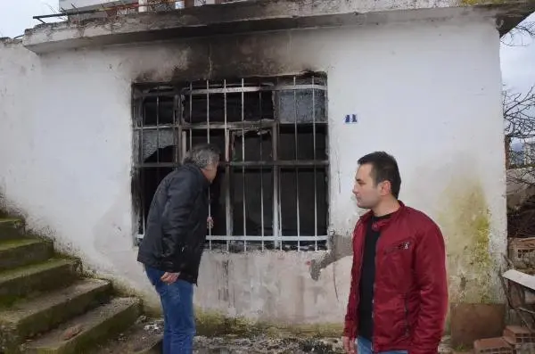 Yanan Evde Dumandan Etkilenerek Bayılan 3 Kişiyi İtfaiye Kurtardı Yanan Evde Dumandan Etkilenerek Bayılan 3 Kişiyi İtfaiye Kurtardı
