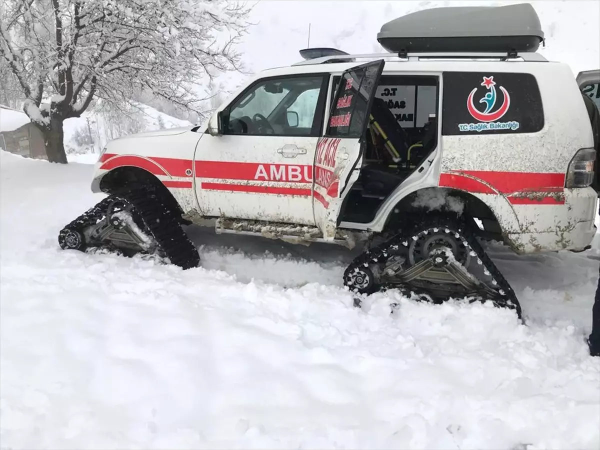 Yol Kapanınca Hasta Çocuğa Paletli Ambulansla Ulaştılar