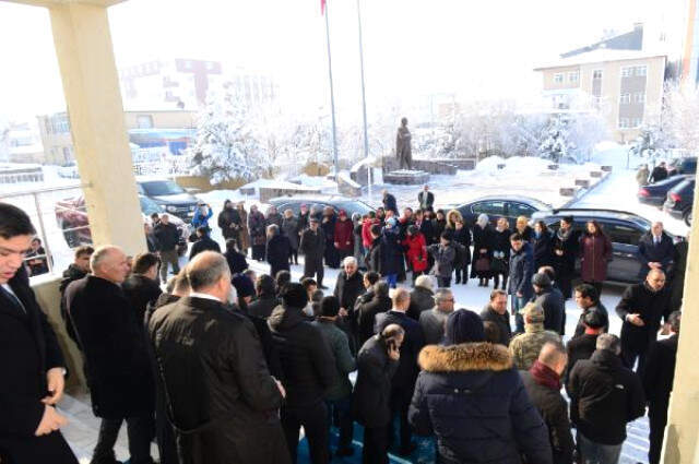 Ardahan Vali Bilmez'e Eksi 16'da 200 Metrelik Veda Kuyruğu