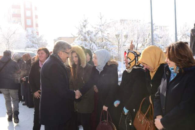Ardahan Vali Bilmez'e Eksi 16'da 200 Metrelik Veda Kuyruğu