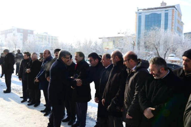 Ardahan Vali Bilmez'e Eksi 16'da 200 Metrelik Veda Kuyruğu