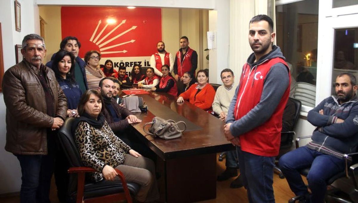 Belediye Başkan Adayının İYİ Parti'den Olacağını Duyan CHP'liler Oturma Eylemi Başlattı