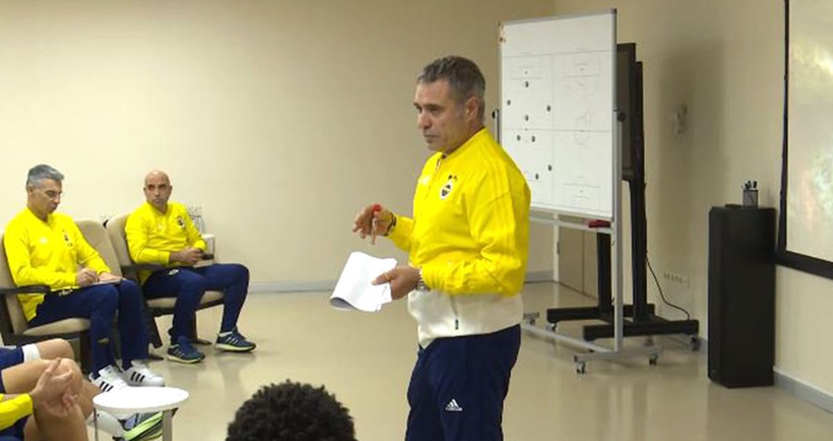 Fenerbahçe Teknik Direktörü Ersun Yanal, Antalya Kampı Öncesinde Futbolcularla Toplantı Yaptı
