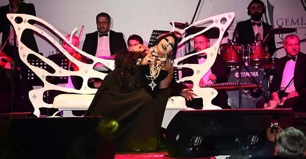Gösterişi Seven Bülent Ersoy, Evindeki Banyo ve Tuvaletlerin Muslukları Altınla Kaplattı Gösterişi Seven Bülent Ersoy, Evindeki Banyo ve Tuvaletlerin Muslukları Altınla Kaplattı