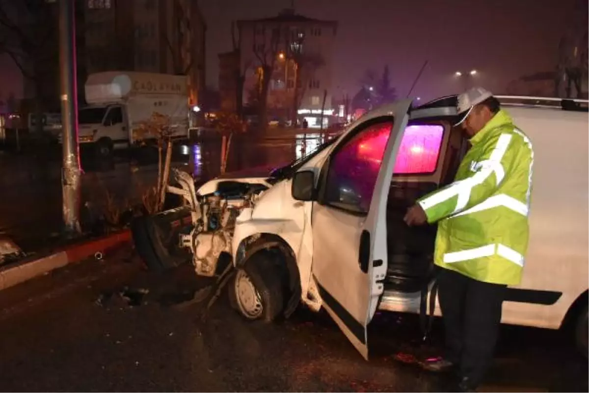 Kazada Yaralanan Sürücü, Araçtaki Etlerini Düşündü