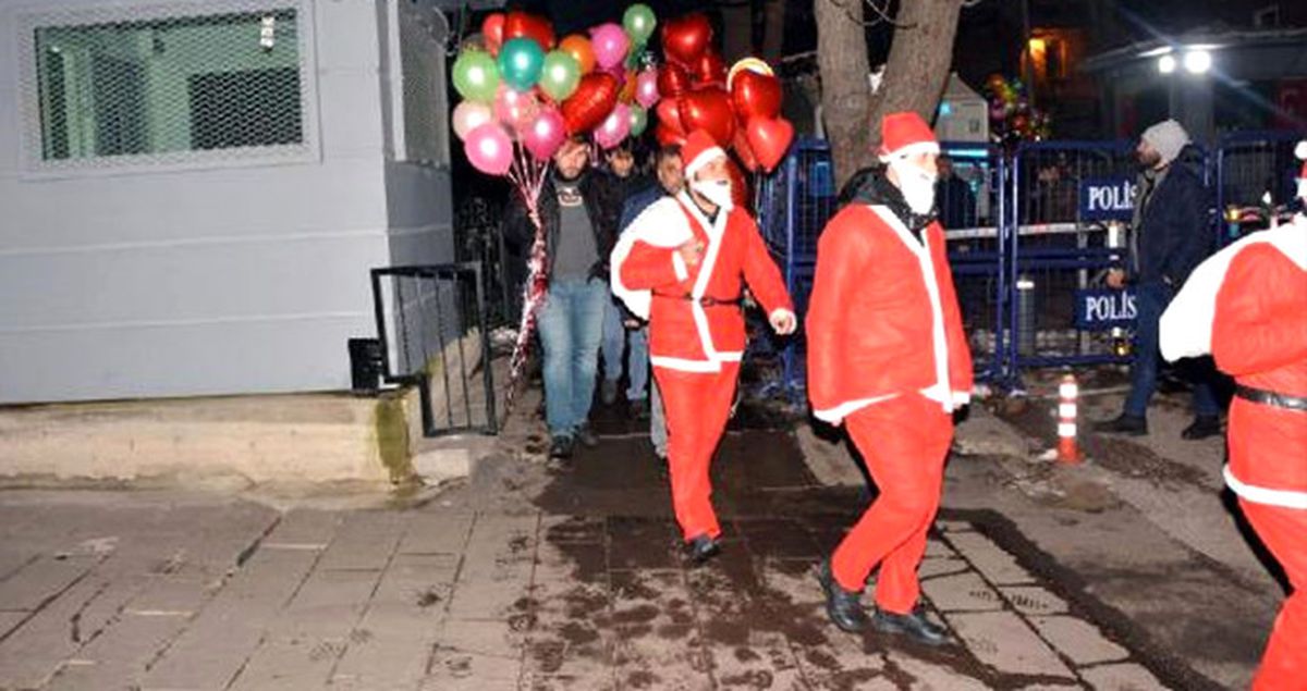 Noel Baba Kılığındaki Polisler, 6 Suçtan Aranan Şüpheliyi Yakaladı