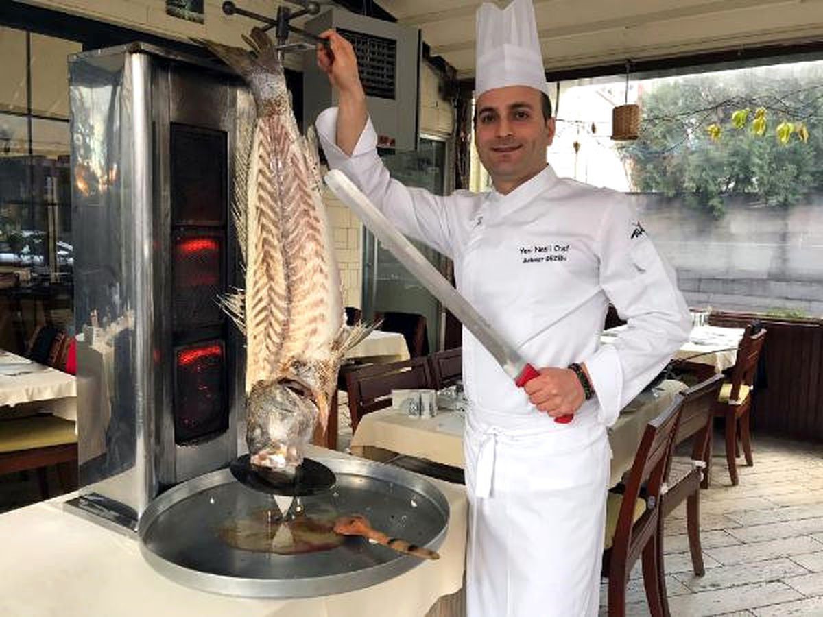 Restoranında 'Bütün Balık Döner' Yaptı! Tadan Lezzetine Doyamadı