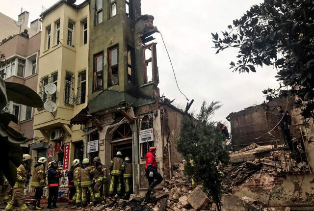 Son Dakika! İstanbul'daki Çöken Binanın Enkazından 2 Kişinin Cansız Bedeni Çıkarıldı