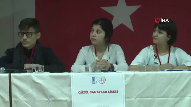 Tuşba'da 'Fikirler Konuşuyor' Münazara Yarışması Tuşba'da 'Fikirler Konuşuyor' Münazara Yarışması