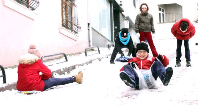 Yoğun Kar Yağışı Nedeniyle 3 İlde Okullar Tatil Edildi! İşte O İller
