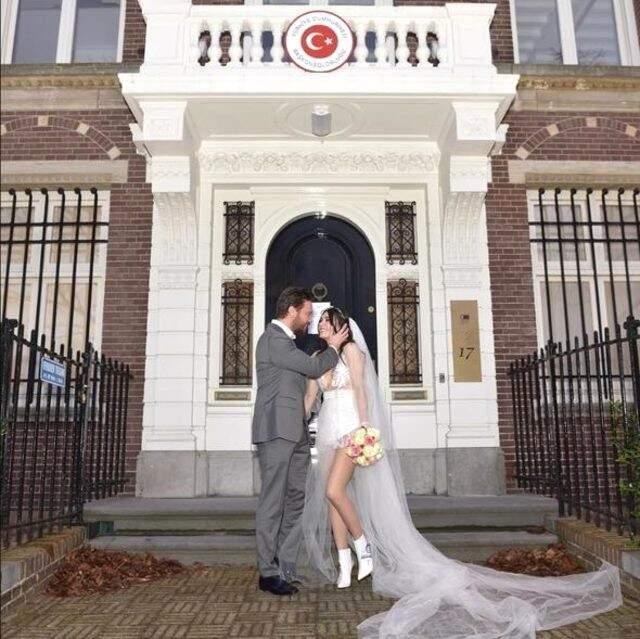 Yurt Dışında Evlenen Burcu Kıratlı ve Sinan Akçıl'ın Nikah Görüntüleri Ortaya Çıktı
