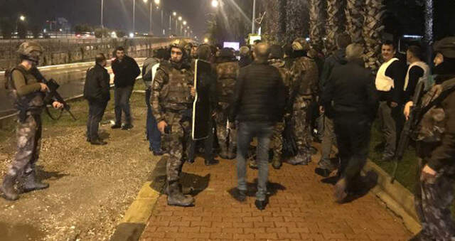 Antalya'da Çevreye Rastgele Ateş Eden Kişi Özel Harekat Polislerini Tarafından Yakalandı