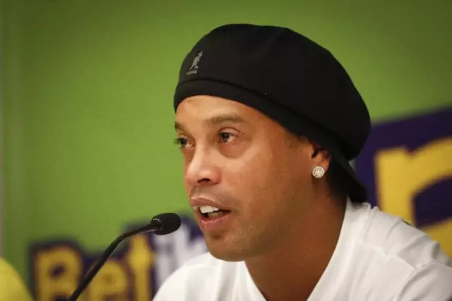 Ronaldinho'nun Pasaportuna El Konuldu Ronaldinho'nun Pasaportuna El Konuldu