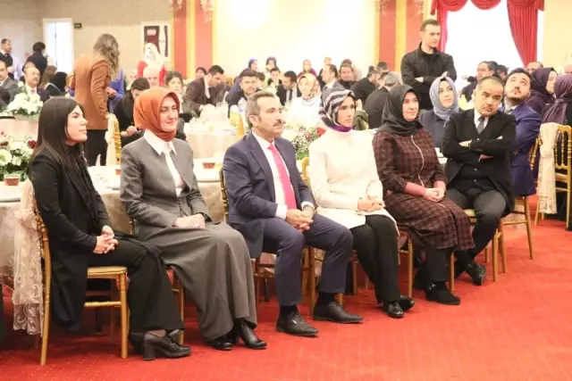 Sümeyye Erdoğan Bayraktar: 'Kadınlarımızın Siyasete Aktif Katılımı Kaçınılmazdır' Sümeyye Erdoğan Bayraktar: 'Kadınlarımızın Siyasete Aktif Katılımı Kaçınılmazdır'