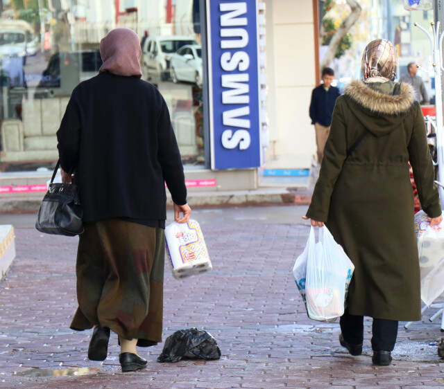 Ücretli Poşete Tepki Gösteren Vatandaşlar, Ürünleri Ellerinde Taşıdı