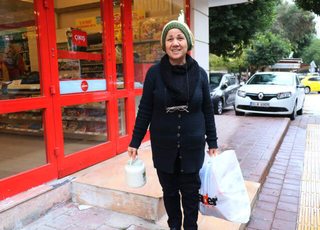 Ücretli Poşete Tepki Gösteren Vatandaşlar, Ürünleri Ellerinde Taşıdı