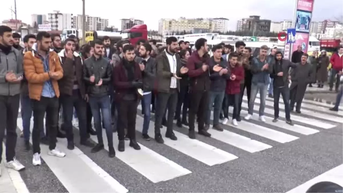 Üniversiteli Elif'in Öldüğü Yere Karanfiller Bırakıldı