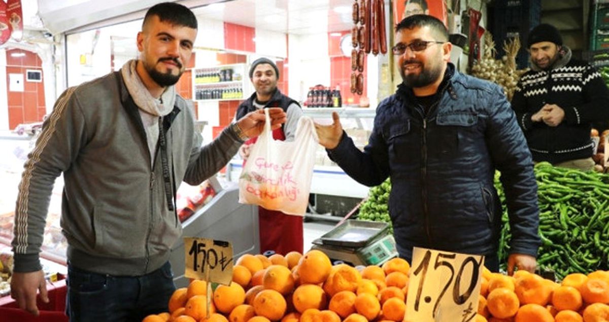 Bir Pazarcı, 10 Poşet Getirene 1 Kilo Portakal Bedava Veriyor