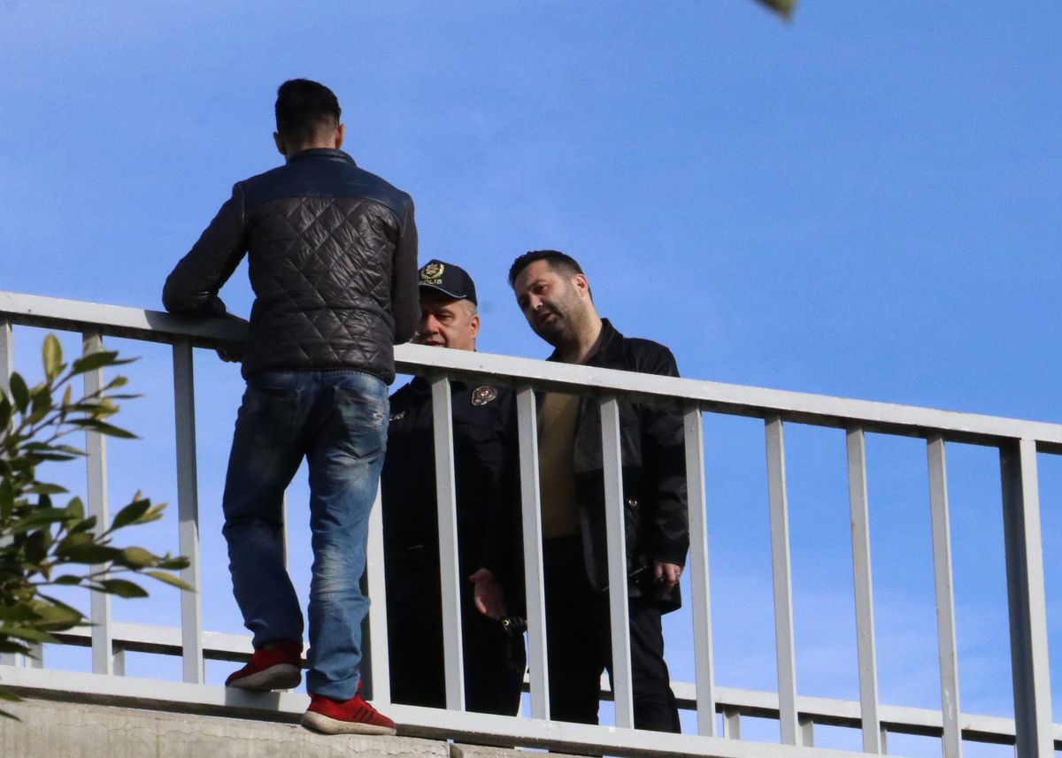 İntihara Kalkışan Çılgın Aşık, Kırgızistan'dan Sevgilisini İstedi