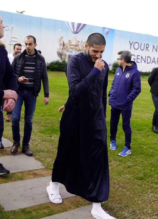 Cuma Namazı Çıkışı Fenerbahçeli Futbolculara Yoğun İlgi!