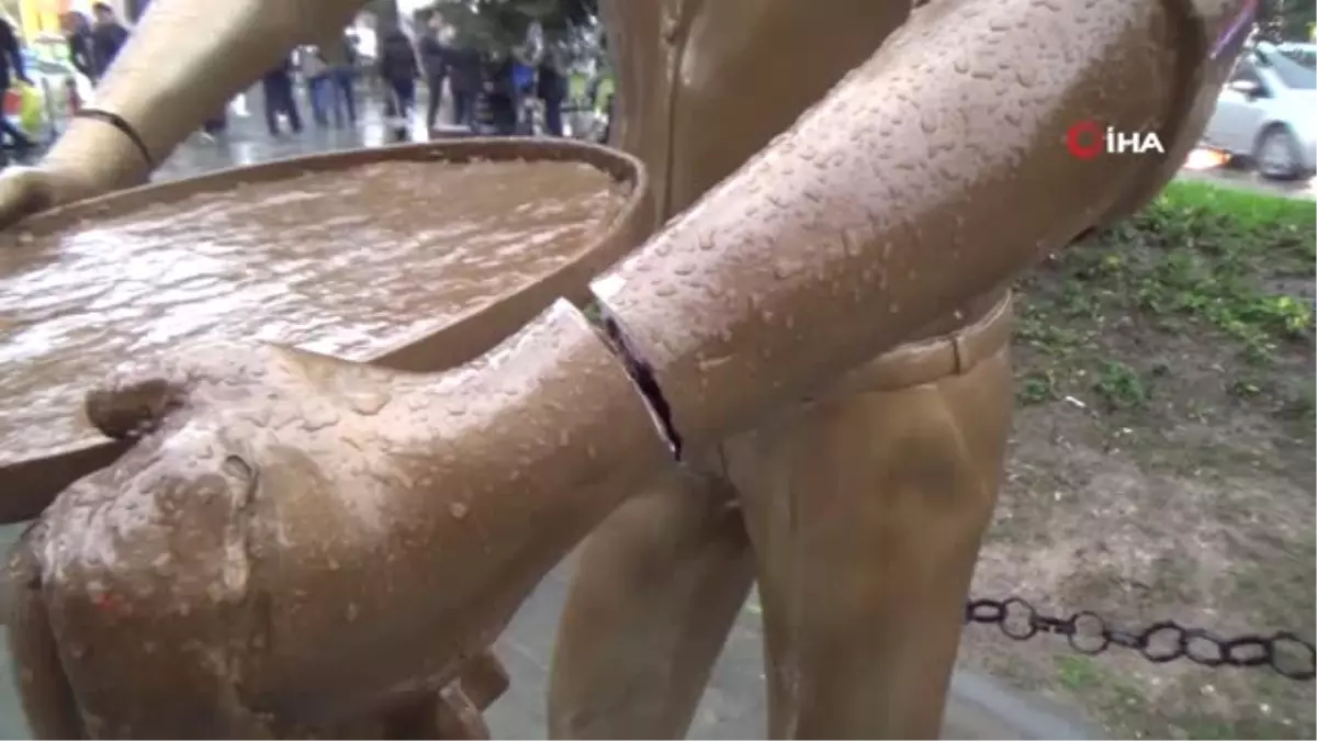 Daha Önce Tepsisi Çalınmıştı, Şimdi Kolunu Kırdılar