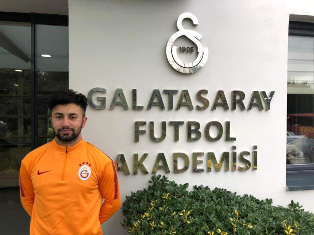 Genç Futbolcu Çekdar Orhan, Galatasaray'a İmzayı Akrabası Ersin Korkut'la Attı