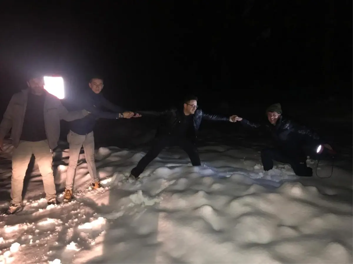 Karda Dağ Başında Mahsur Kalan Öğretmeni Köylüler Kurtardı