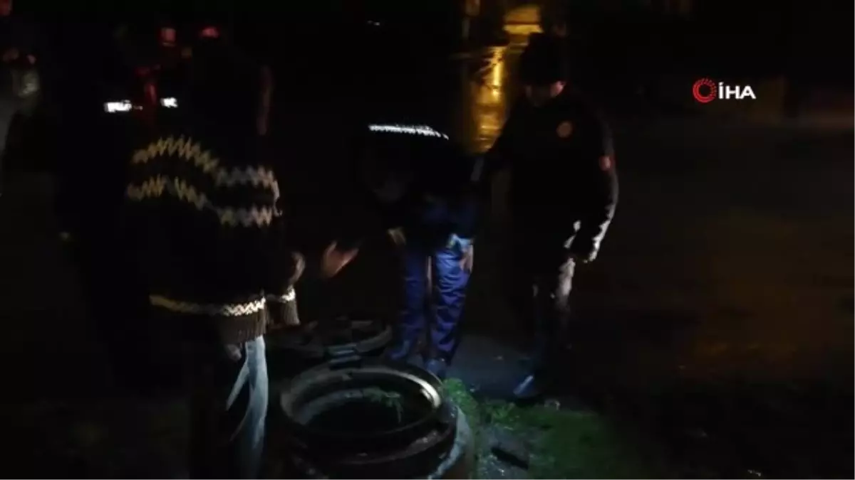 Ölmek Üzere Olan Yavru Köpeğin İmdadına Anne ve Oğlu Yetişti