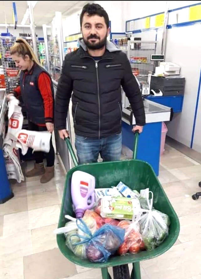 Sosyal Medyadaki Poşet Tepkilerine Bakan Kurum'dan Yorum: Tebessümle İzliyoruz