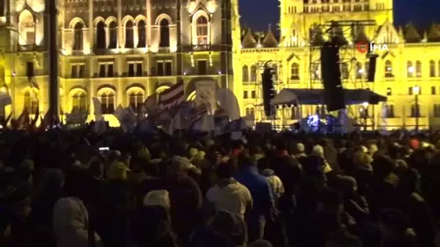 Macaristan'da 'Köle Yasası' Gösterileri Devam Ediyor- Hükümet İstifaya Çağrıldı Macaristan'da 'Köle Yasası' Gösterileri Devam Ediyor- Hükümet İstifaya Çağrıldı