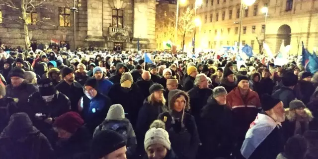Macaristan'da 'Köle Yasası' Gösterileri Devam Ediyor Macaristan'da 'Köle Yasası' Gösterileri Devam Ediyor