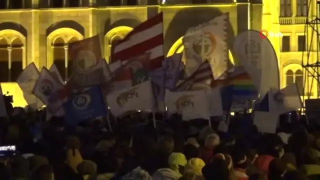 Macaristan'da 'Köle Yasası' Gösterileri Devam Ediyor- Hükümet İstifaya Çağrıldı Macaristan'da 'Köle Yasası' Gösterileri Devam Ediyor- Hükümet İstifaya Çağrıldı