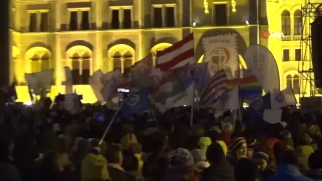 Macaristan'da 'Köle Yasası' Gösterileri Devam Ediyor- Hükümet İstifaya Çağrıldı Macaristan'da 'Köle Yasası' Gösterileri Devam Ediyor- Hükümet İstifaya Çağrıldı