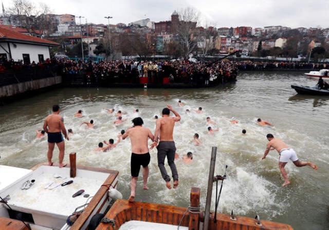 İstanbul'da Onlarca Kişi Haç Çıkarmak İçin Buz Gibi Suya Atladı