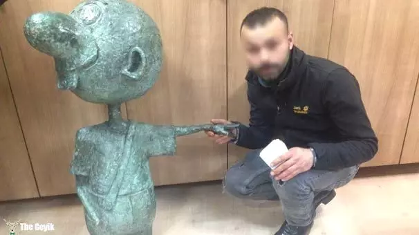 Bakın Avanak Avni Heykelini Neden Çalmış