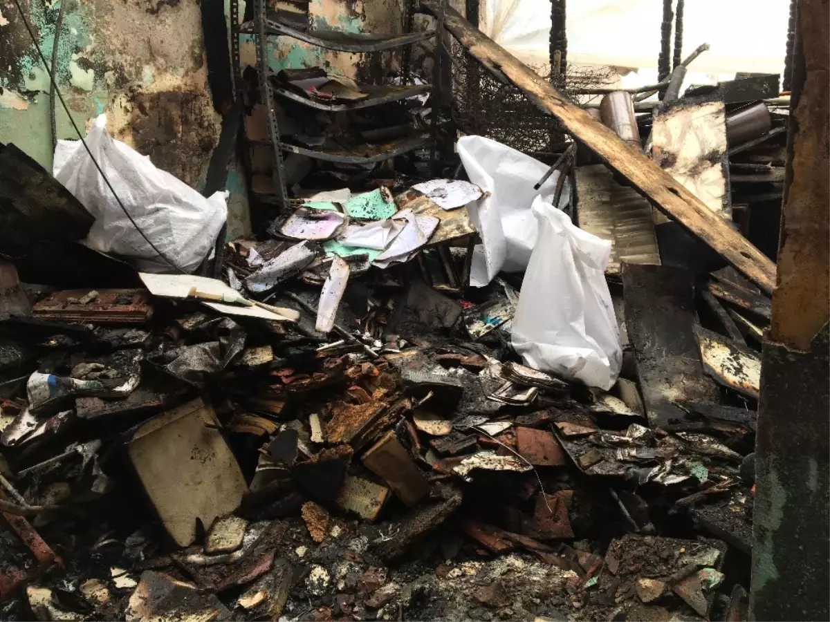 Beyoğlu'nda Avukatın Ofisinde Çıkan Yangında 7 Bin Kitap Küle Döndü