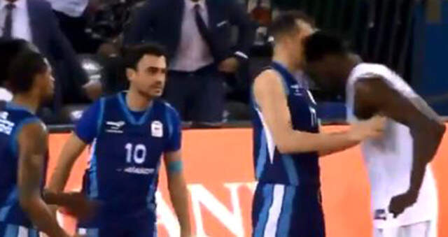 Daçka-Türk Telekom Maçında Ev Sahibi Ekibin Nijeryalı Oyuncusu Michael Eric, Metin Türen'e Kafa Attı