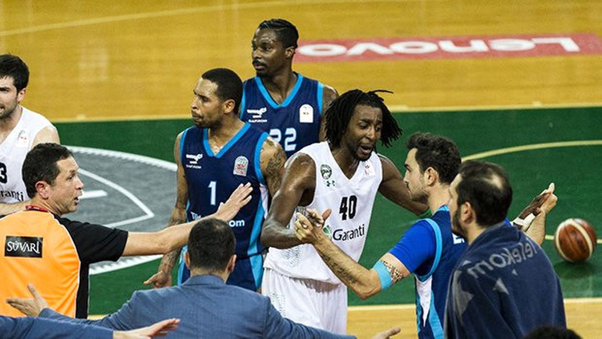 Darüşşafaka-Türk Telekom Maçında Michael Eric, Metin Türen'e Kafa Attı