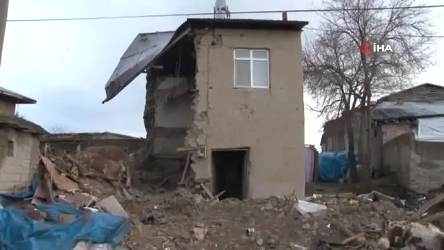 Evi Çöken, Hayvanları Telef Olan Aileye 'Ev Müjdesi' Evi Çöken, Hayvanları Telef Olan Aileye 'Ev Müjdesi'