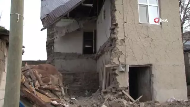 Evi Çöken, Hayvanları Telef Olan Aileye 'Ev Müjdesi' Evi Çöken, Hayvanları Telef Olan Aileye 'Ev Müjdesi'