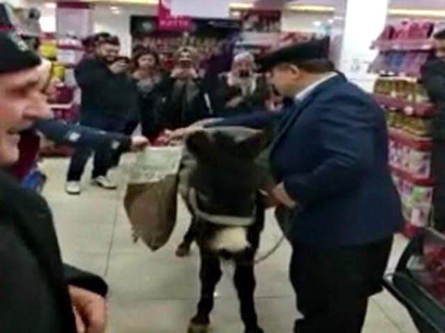 Markete Eşekle Alışverişe Gelen Vatandaşın Marketin Müdürü Olduğu Ortaya Çıktı