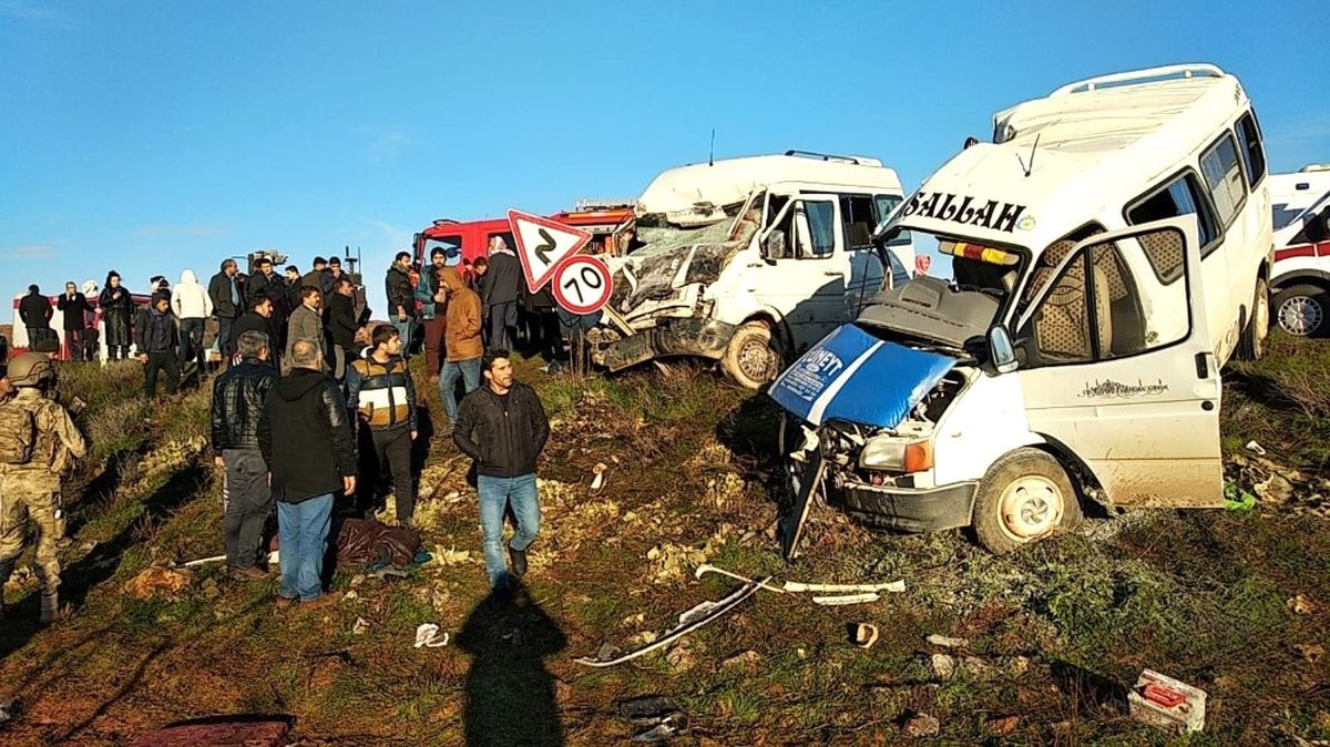 Öğrenci Servisi ile İşçi Servisi Çarpıştı! 2 Ölü ve Çok Sayıda Yaralı Var