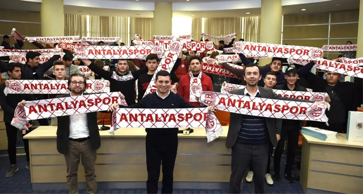 Tütüncü'den Gençlere Antalyaspor Kaşkolü