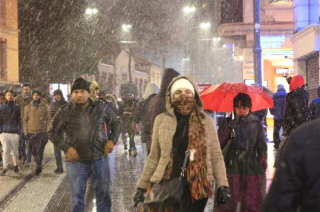 Yoğun Kar Yağışı Sonrası İstanbul Beyaza Büründü